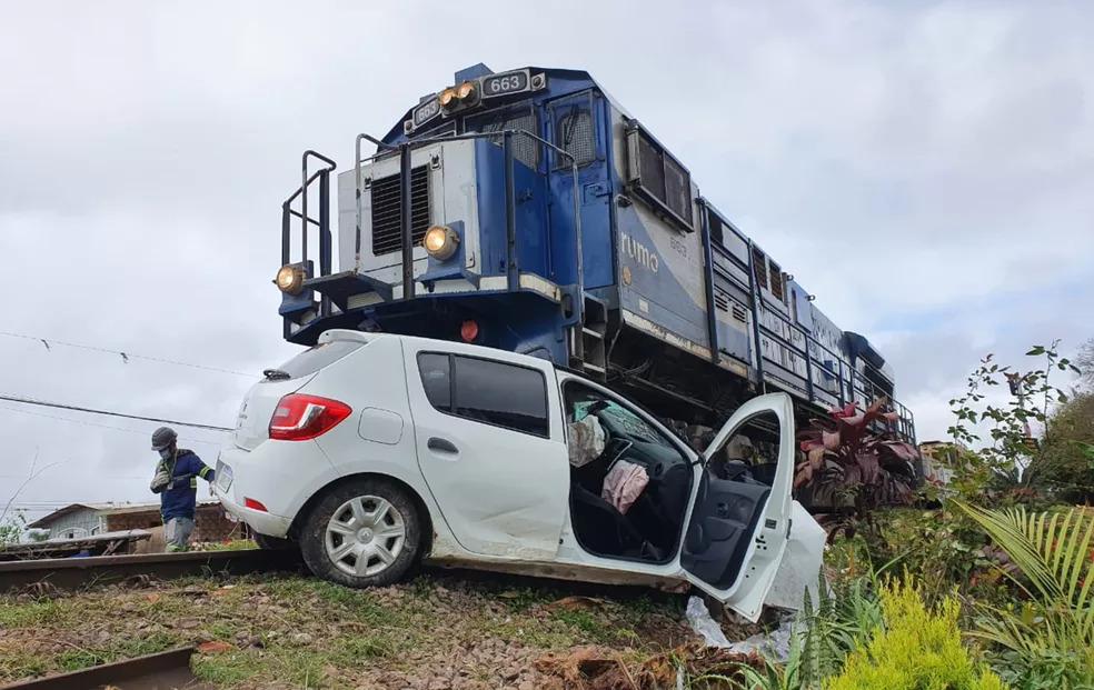 Trem atinge carro em Curitiba com pai e filho; filho salta do carro e se salva mas o pai não resistiu