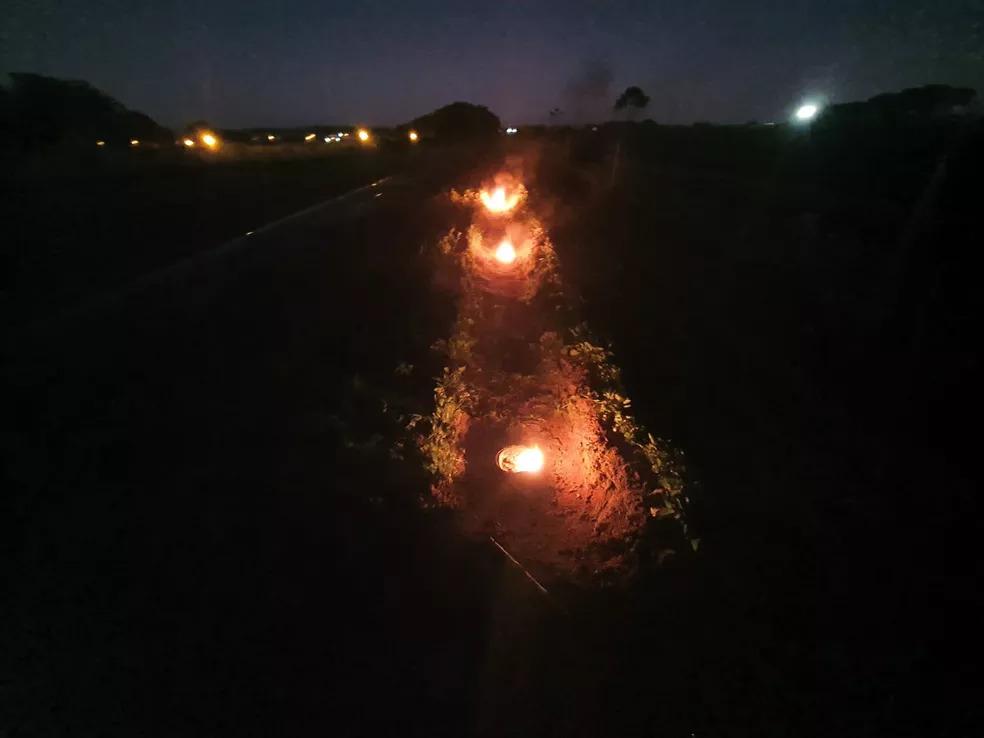 Agricultor acende fogueiras em plantação para evitar estragos com geada em Paranavaí