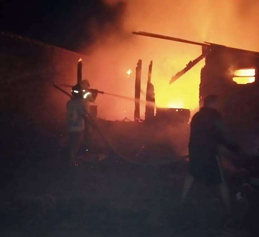 Casa é destruída por incêndio após criança de 5 anos acender isqueiro em cama, em São Jorge do Patrocínio