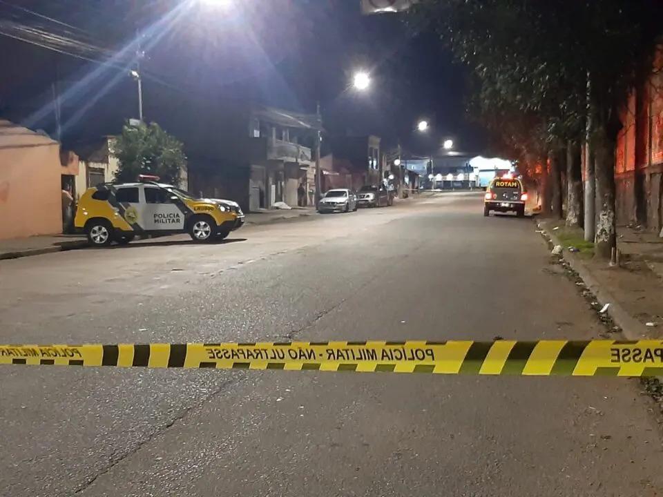 Homem é morto com facadas, chutes e socos por ex-namorado da atual companheira em Curitiba