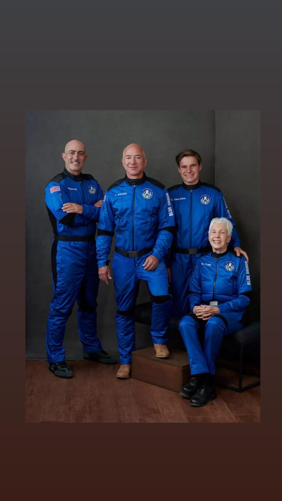 Jeff Bezos, homem mais rico do mundo, vai ao espaço e agradece a clientes da Amazon