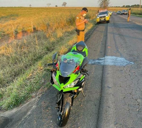 Moradora de Umuarama morre ao chocar motocicleta contra placa de sinalização na PR-482