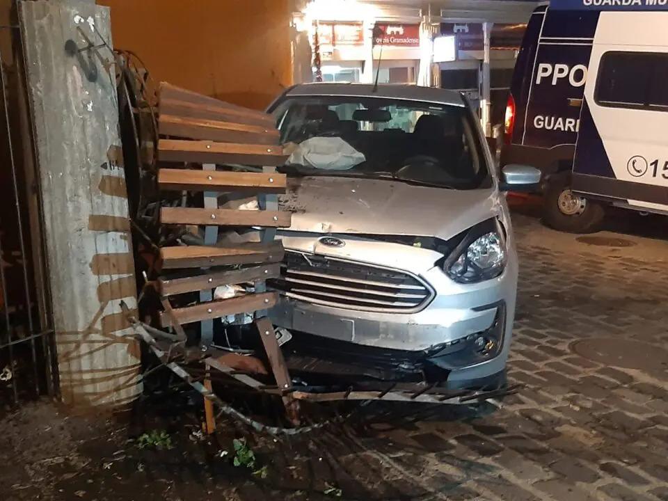 Motorista de aplicativo é assaltado por passageiros em Curitiba e bate o carro