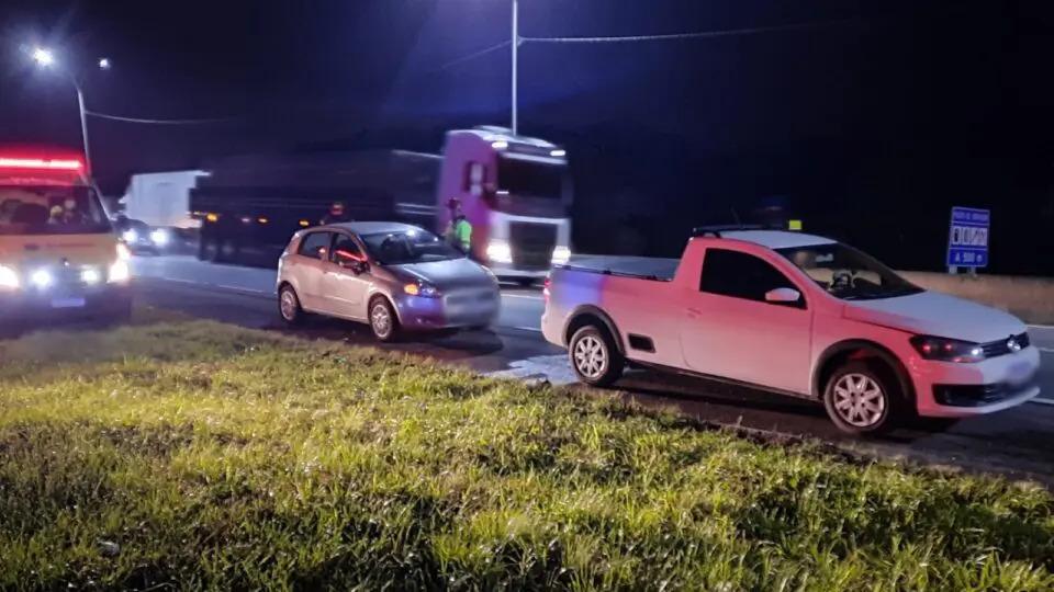 Motorista estaciona carro na BR-116 para ajudar esposa e morre atropelado por caminhão
