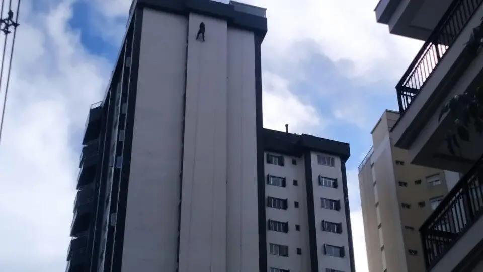 Profissional de limpeza fica pendurado no 22º andar de edifício no Batel, em Curitiba
