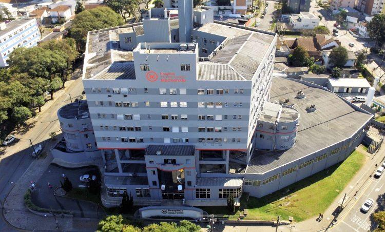 Adolescente leva choque ao usar celular ligado na tomada, no litoral do estado