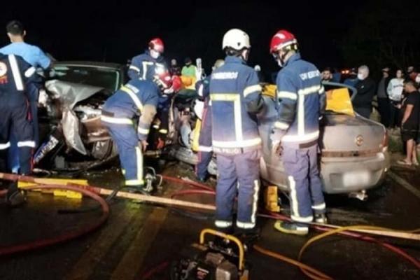 Batida entre três carros mata duas pessoas na PR-487