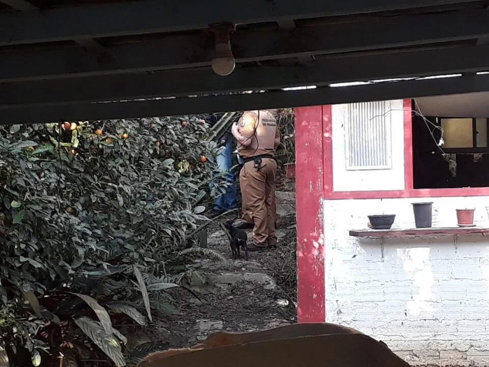 Cadeirante morre e filho confessa enterro do corpo no galinheiro de casa, em Curitiba