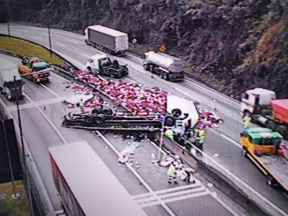 Caminhão tomba na BR-376 em Guaratuba, e motorista morre