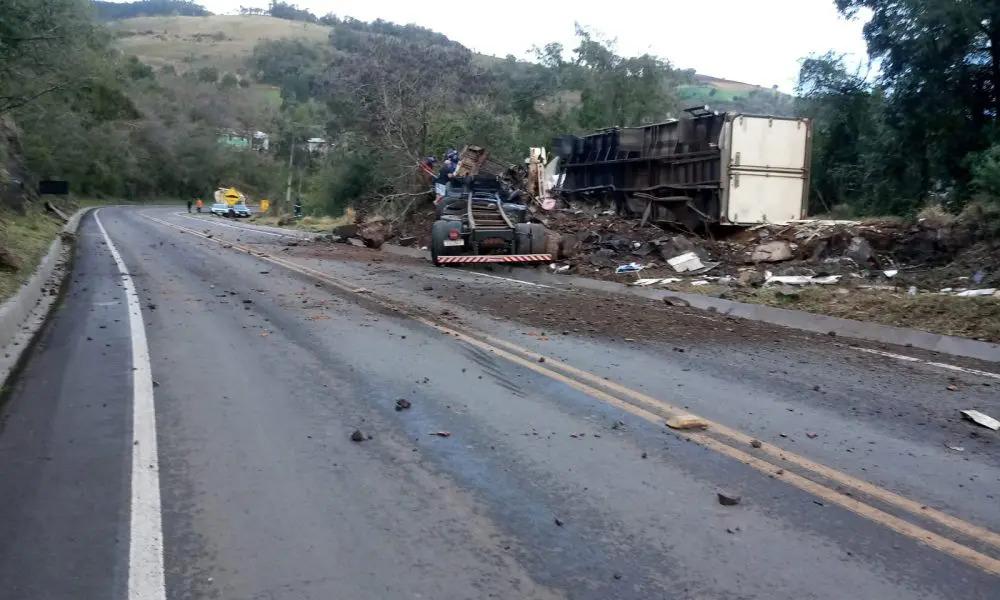 Carreta fica destruída após acidente na rodovia PR-182, em Manfrinópolis