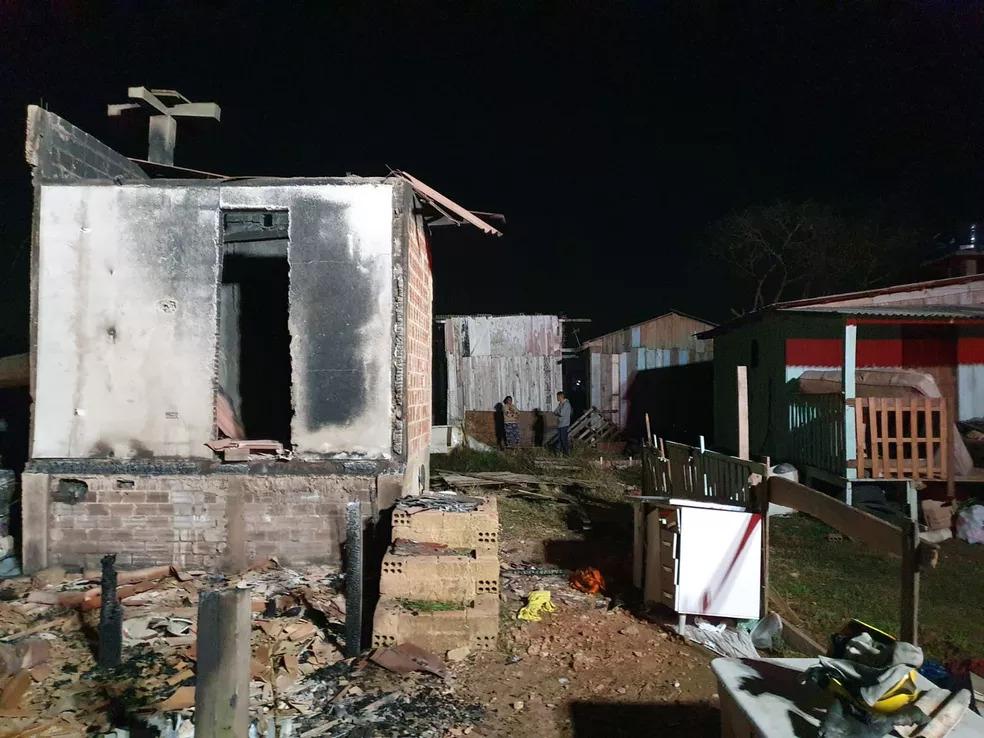 Em Curitiba, incêndio atinge seis casas e deixa três famílias desalojadas