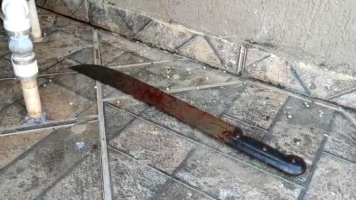 Ex-padrasto invade residência, agride ex-enteado e entra em luta corporal com facão, em Londrina