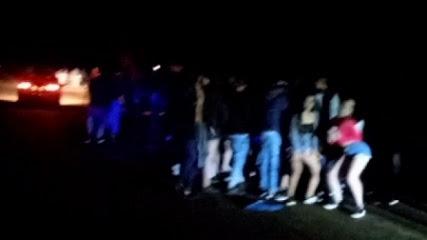 Festa de jovens no meio da rodovia termina com duas pessoas mortas e seis feridas, no oeste do estado