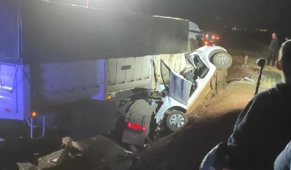 Grave acidente entre carreta e carro deixa cinco pessoas mortas, na PR-317