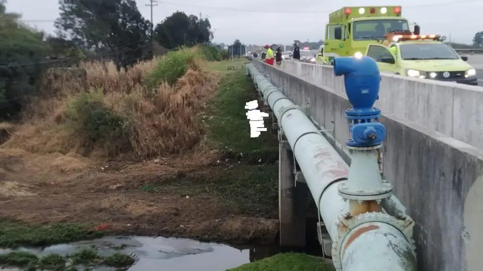 Homem é encontrado morto pendurado pelo pescoço em tubulação de passarela, na BR-277