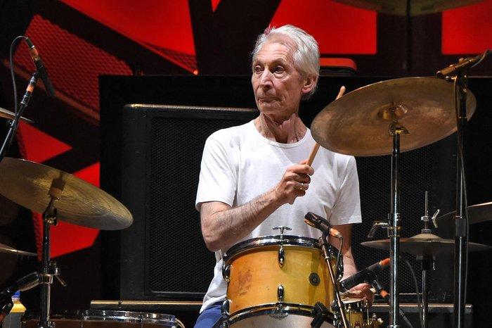 Morre Charlie Watts, baterista dos Rolling Stones, aos 80 anos