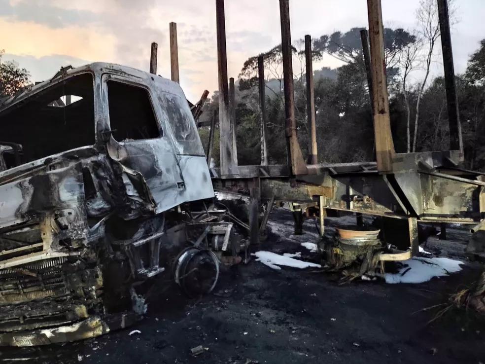 Motorista morre carbonizado após batida entre dois caminhões, em Ponta Grossa