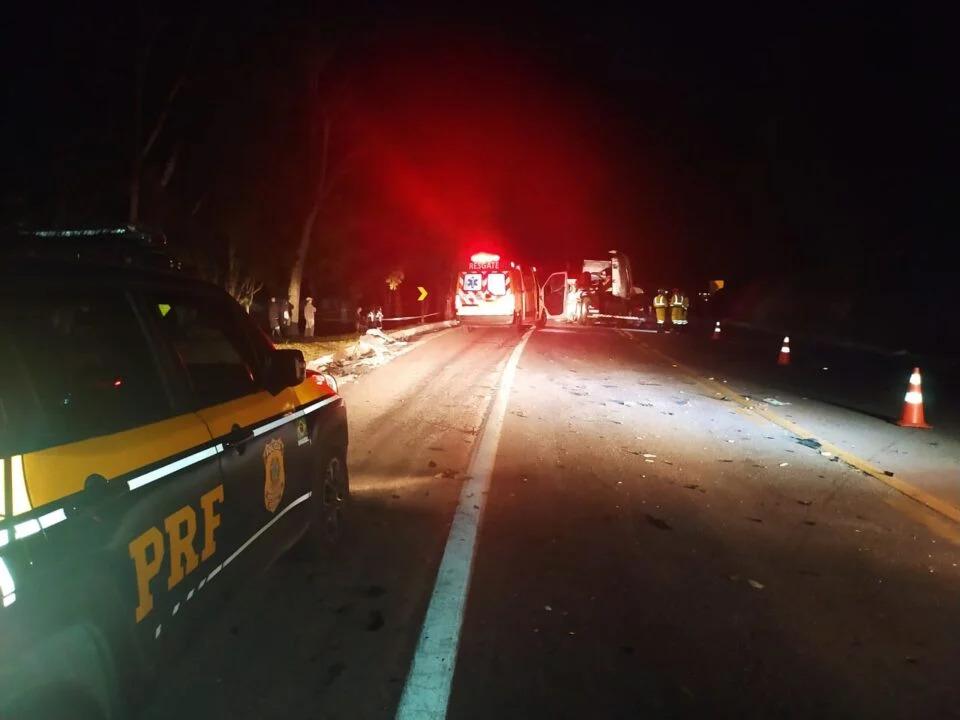 Motorista morre em acidente na BR-116 após caminhões baterem de frente