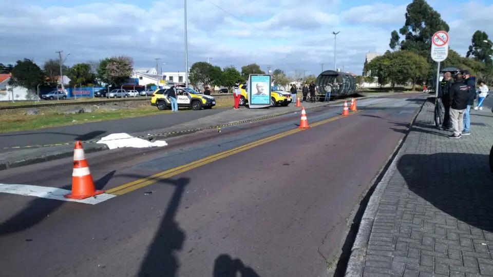 Mulher morre atropelada por ônibus ao tentar atravessar canaleta para falar com a filha, em Curitiba