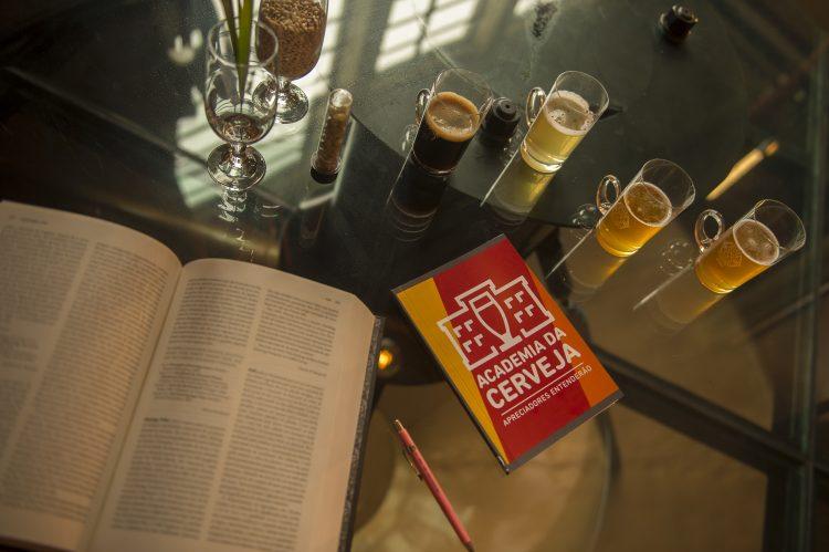 No Dia da Cerveja, Editora Krater e Ambev anunciam concurso para encontrar novo escritor de livro cervejeiro no Brasil