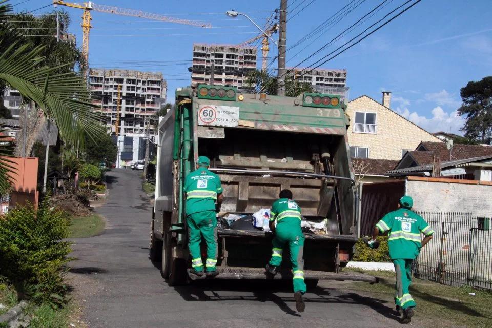 Prefeitura de Curitiba faz alerta sobre falsos coletores de lixo pedindo doações de porta em porta