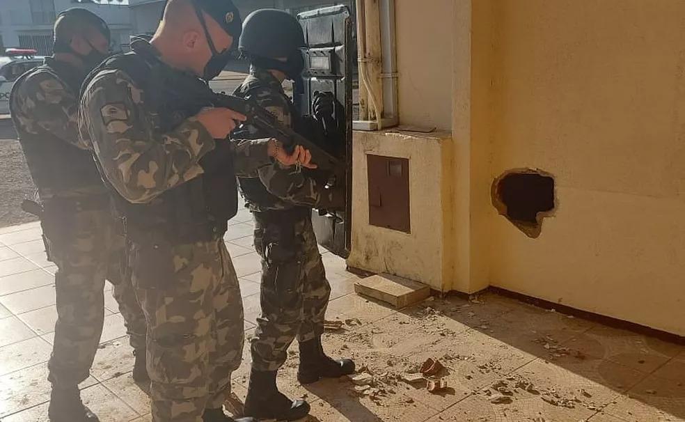 Presos fazem buraco em parede de delegacia mas policiais impedem fuga, na cidade de Pinhão