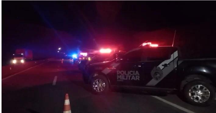 Quatro suspeitos de roubo de carga morrem em perseguição policial na BR-277