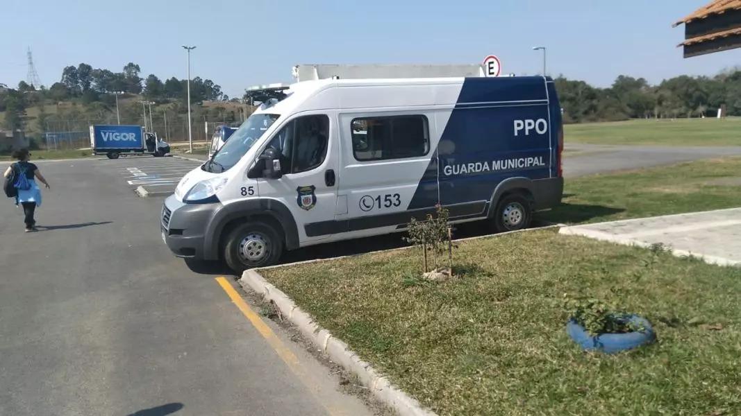 Vítima de assalto corre para fugir de assaltantes e é baleada, em Curitiba