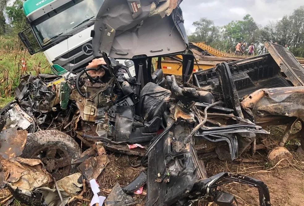 Acidente entre caminhão e caminhonete deixa duas pessoas mortas, em Prudentópolis