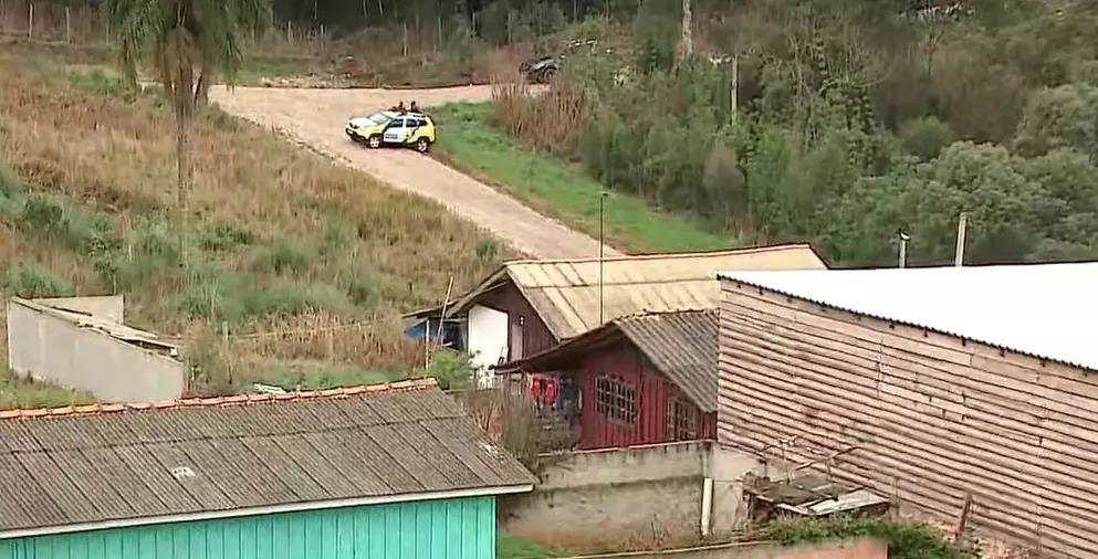 Adolescente de 14 anos faz a própria mãe de refém, em Campina Grande do Sul; vizinhos ouviram tiros e pedidos de socorro