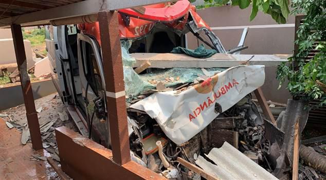Ambulância se choca contra muro e invade residência em Cascavel