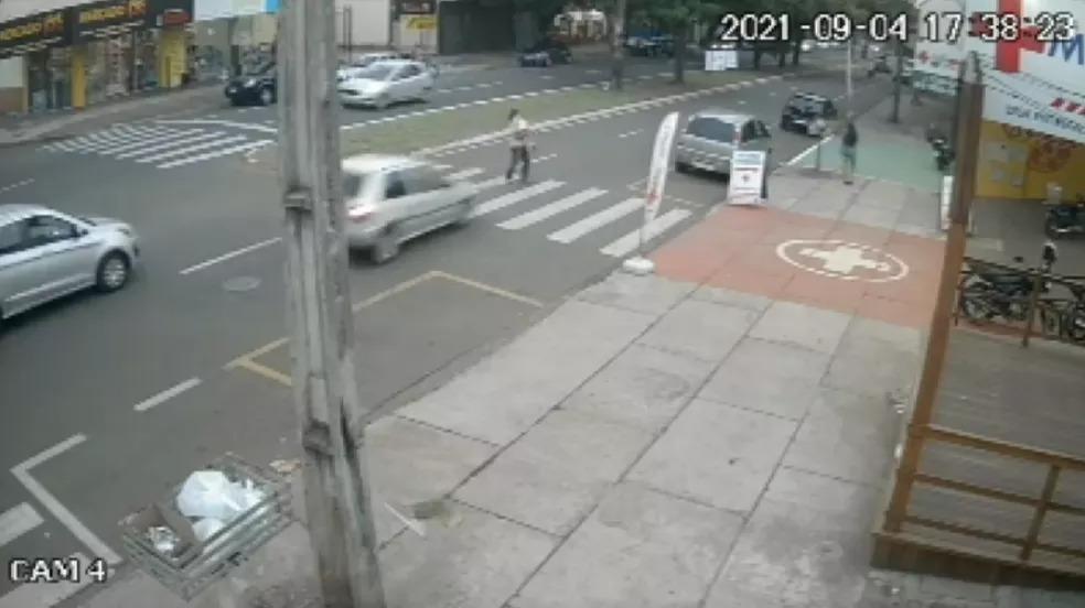 Avô e neta são atropelados na faixa de pedestres em Maringá