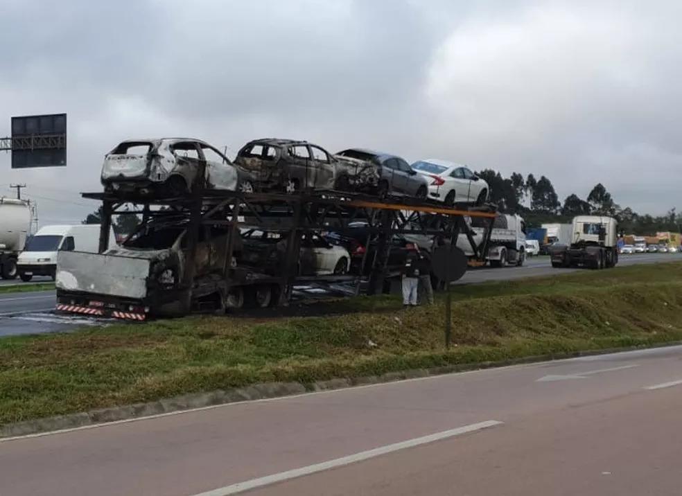 Caminhão-cegonha com 8 carros pega fogo e interdita trecho da BR-116