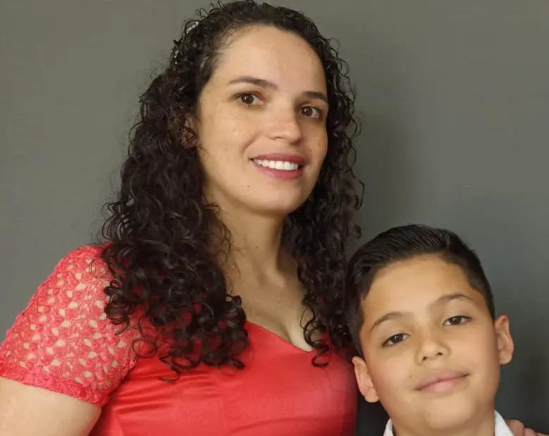 Cantora gospel e o filho de 7 anos, são assassinados a facadas em Piraquara; marido é o principal suspeito