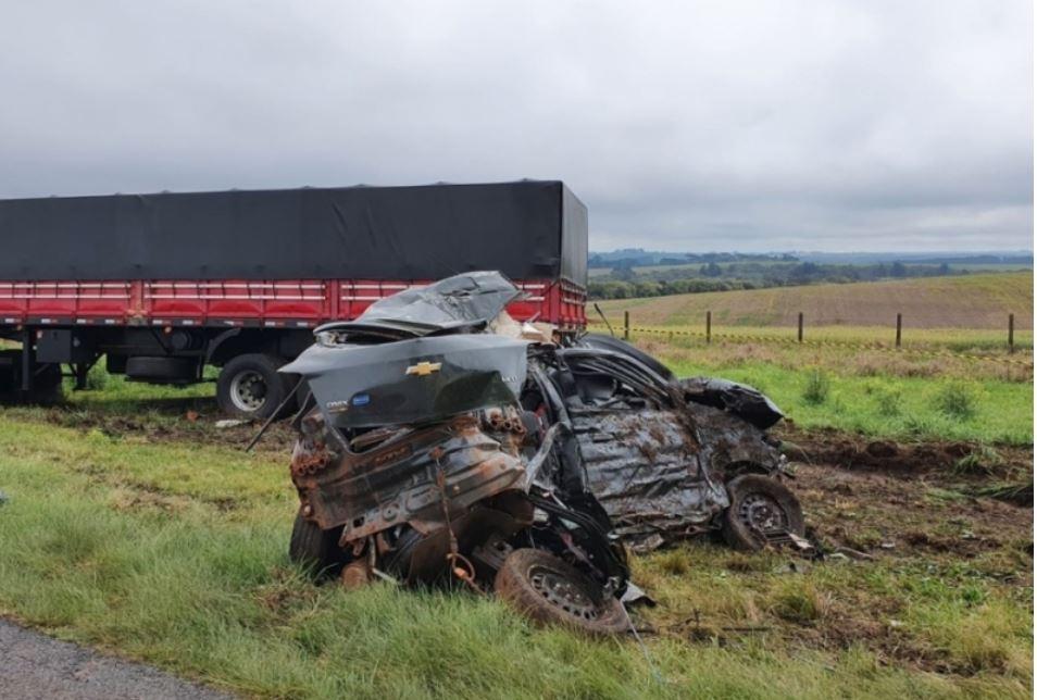 Casal de fotógrafos morre após colisão frontal na BR-277