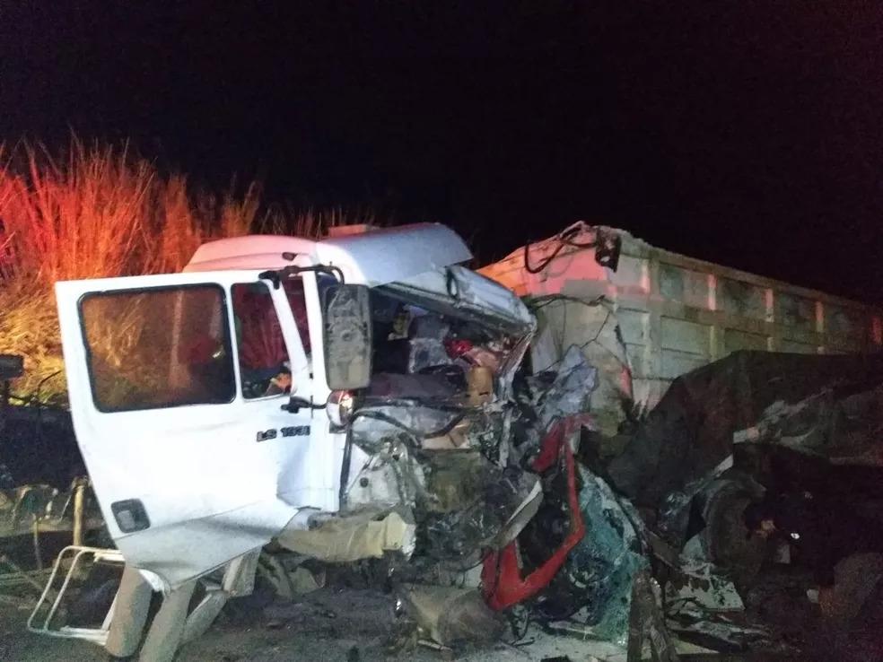Dois caminhões se envolvem em colisão frontal e motoristas morrem, na PR-160 em Cornélio Procópio