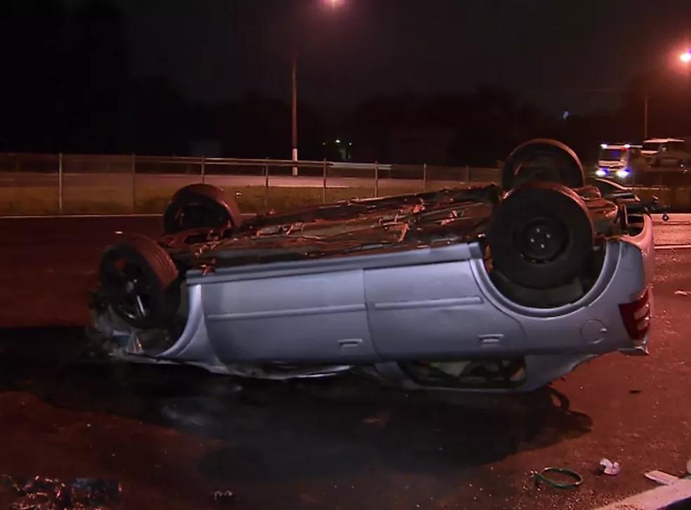 Em Curitiba, carro bate em capivara e capota várias vezes