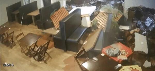 Forte enxurrada quebra parede e invade restaurante, em Ampére, sudoeste do estado