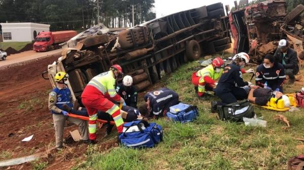 Grave acidente deixa rodovia BR-277 completamente interditada e uma pessoa morre, em Santa Tereza do Oeste