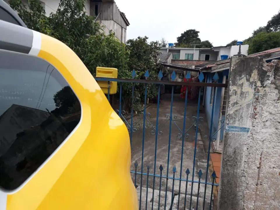 Homem retorna para casa em viagem do feriado e encontra o amigo morto nos fundos de casa, em Pinhais