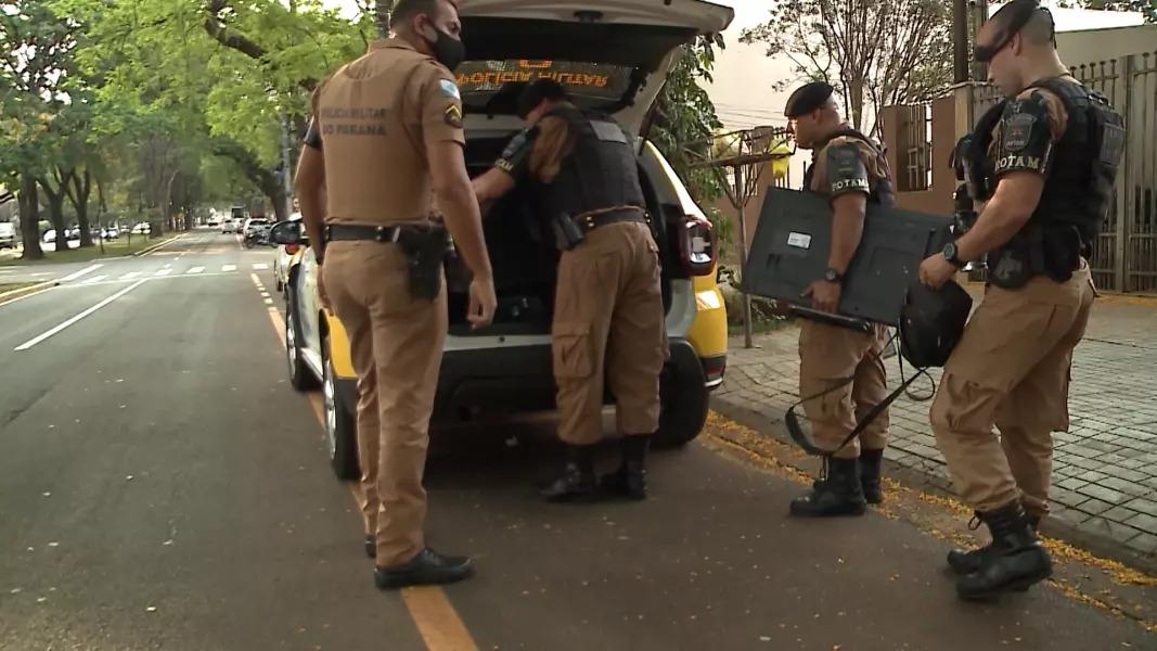 Homem suspeito de furtos atropela policial e vai preso após perseguição, em Maringá
