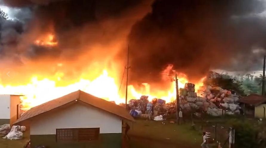 Incêndio destrói depósitos de recicláveis, em Rolândia