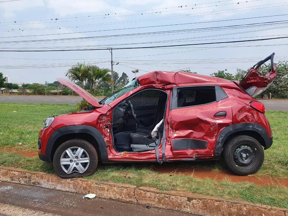 Jovem fica ferida em acidente envolvendo carro, moto e caminhão, em Londrina