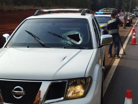 Motorista morre ao ser atingido por peça de carreta que se soltou na BR-163, em Cascavel
