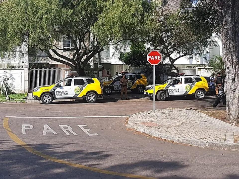 Mulher morre eletrocutada por cerca elétrica enquanto estendia roupas no varal, em Curitiba