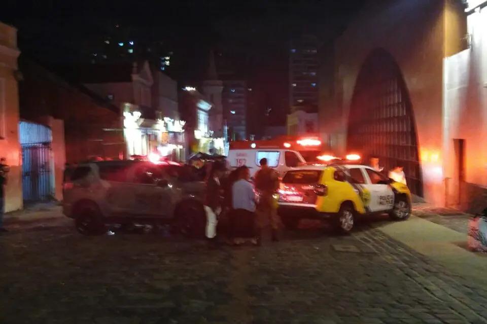 Noite de confusão e aglomeração acaba com três pessoas baleadas, no Largo da Ordem, em Curitiba