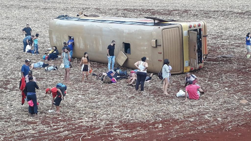 Ônibus de turismo tomba na BR-369 em Ubiratã; 38 pessoas ficaram feridas