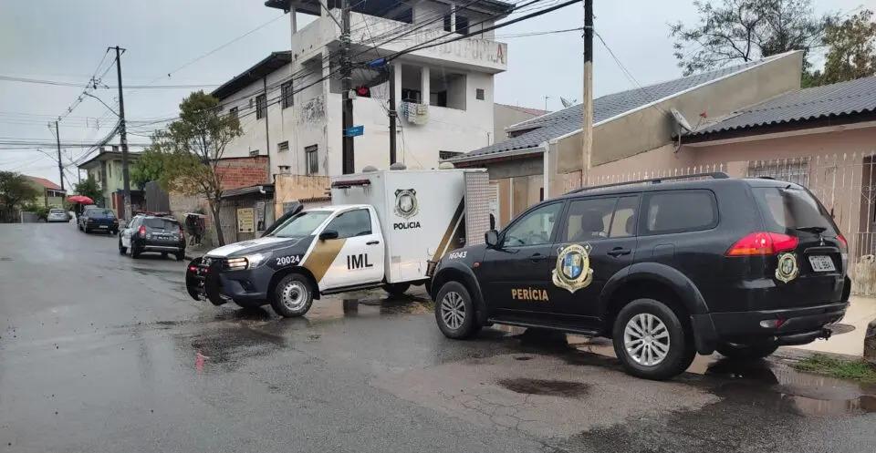 Pai deixa criança com a roupa manchada de sangue com a babá, e polícia encontra a mãe morta em casa, em Curitiba