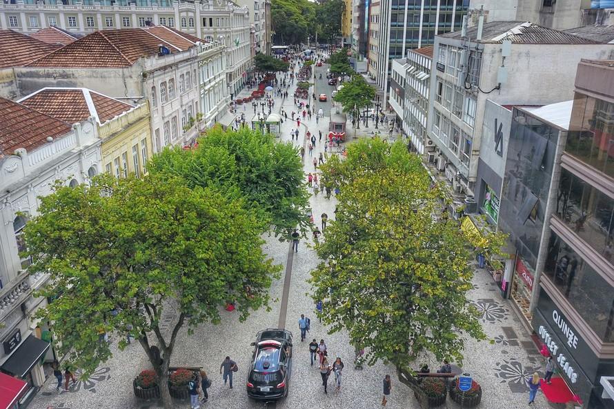 Paraná altera medidas restritivas contra a Covid-19; Governo revogou toque de recolher e libera eventos com até 1 mil pessoas