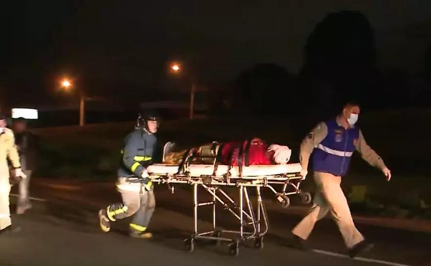 Pedestre é atropelado por caminhão, cai na rodovia e carro quase passa por cima, em Curitiba